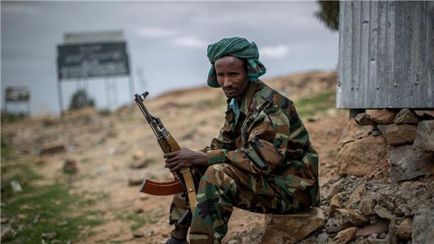 Zahl der Toten durch bewaffnete Konflikte verdoppelt Der Krieg in Äthiopien zwischen der Volksbefreiungsfront von Tigray (TPLF) und der Regierung tobt seit Ende 2020: Ein Kämpfer der TPLF sitzt an seinem Wachposten am Rande der Stadt Hawzen.