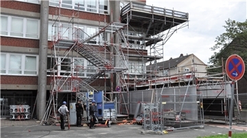 Der Kuddelmuddel-Turm: Außer für die Treppe zahlt die Stadt auch Miete für das Gerüst mit Auffangplattform, das verhindern soll, dass Betonbrocken vom Turm auf die Walther-Rathenau-Straße oder den Eingangsbereich zum Rathausturm fallen.