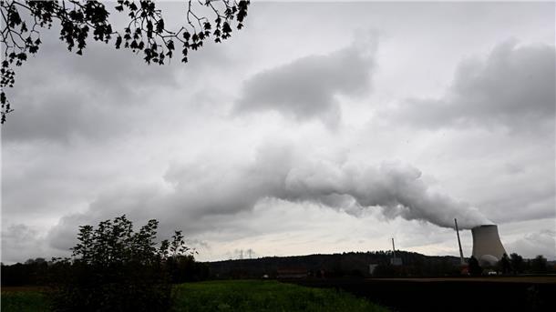 Bundestag beschließt Weiterbetrieb von drei Atomkraftwerken Der Kühlturm des Atomkraftwerks Isar 2 im Landkreis Landshut.
