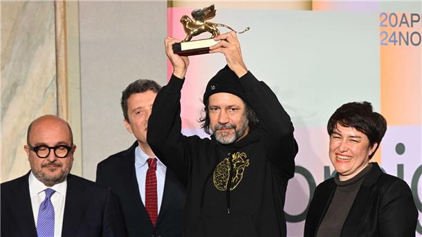 Biennale in Venedig ehrt indigene Künstler Der Künstler Archie Moore (m.) wurde mit dem Goldenen Löwen geehrt.