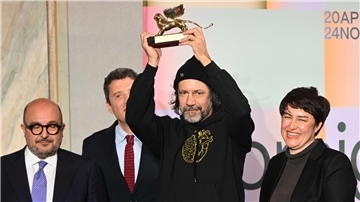 Der Künstler Archie Moore (m.) wurde mit dem Goldenen Löwen geehrt.