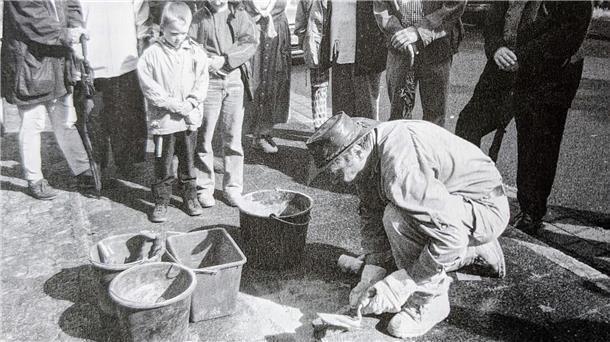 Der Künstler Gunter Demnig verlegt im August 2004 die beiden Stolpersteine an der Osterstader Straße 21 in Gedenken an die ehemaligen Bewohner Jacob Wolff und Tony Wolff. Die beiden Juden wurden 1942 von den Nazis deportiert und später in KZs ermordet. 
