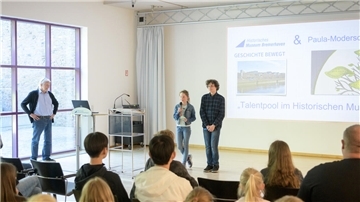 Hanna Drotlow und Damian Franke stellen die von ihnen produzierten Videos vor.
