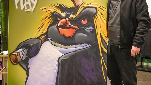 Dieser Künstler drückt den Pinguins mit einem besonderen Gemälde die Daumen Ein Künstler zeigt sein Gemälde von einem gesprayten Pinguin.