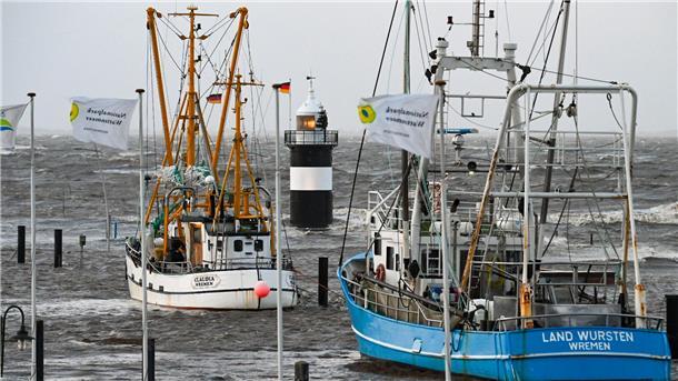 DER ADVENTS-STURM (Update 50): Hochwasser hat Stadt und Land im Griff, Schäden auch in der Wesermarsch, Zugverkehr weiter gestört Der Kutterhafen in Wremen steht unter Wasser. Wo sonst Spaziergänger am „Kleinen Preußen“ den Blick aufs Wasser genießen, tobt Sturmtief „Zoltan“.