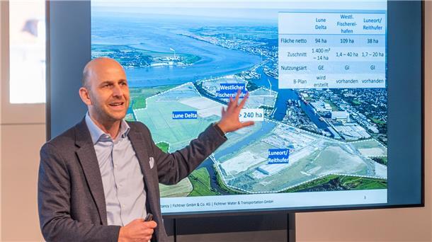 Hafensenatorin erhöht das Tempo für den neuen Bremerhavener OTB Mann erläutert einen Plan am Bildschirm