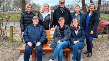 Der Landfrauenverein Rhade spendet eine Sitzbank für die örtliche Grundschule, die den Kindern als ein Symbol gegen Rechtspopulismus dienen soll.