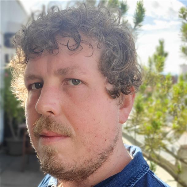 Ein Mann schaut in die Kamera. Der Landkreis Cuxhaven lädt im Rahmen seines Themenjahres zu Erinnerungskultur und Demokratieförderung zu einem Vortrag mit Dr. Bartek Pytlas in den Ratssaal Hemmoor ein.