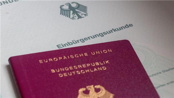 Urteil: Vorgehen bei Einbürgerungen in Peine unrechtmäßig Der Landkreis Peine stellte in einem Einbürgerungsverfahren zu unrecht Fragen zur freiheitlichen demokratischen Grundordnung. (Symbolbild)