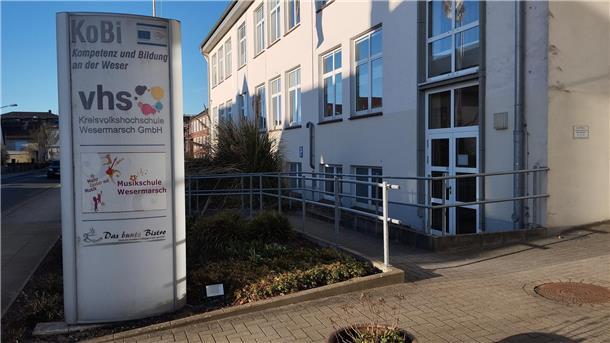 Warum die Musikschule Wesermarsch endgültig vor dem Aus steht Eingang zur Musikschule Wesermarsch, die in Brake unter einem Dach mit der Kreisvolkshochschule sitzt.