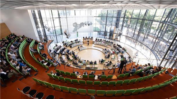 Sachsen: Politologe hält Drei-Parteien-Parlament für möglich Der Landtag von Sachsen: Sitzen hier künftig nur drei Parteien?