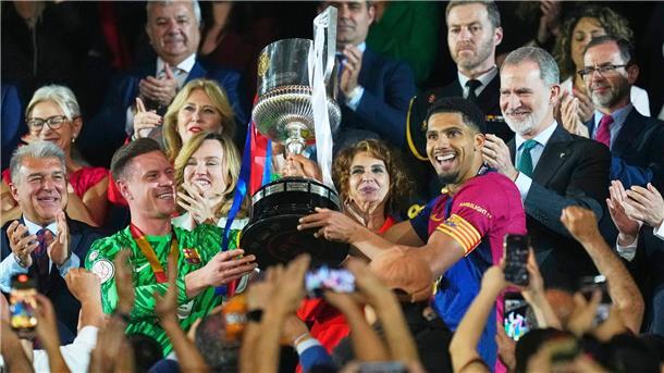 Der lange verletzte Marc-Andre ter Stegen (l) nahm gemeinsam mit Ersatzkapitän Ronald Araujo den Pokal entgegen.