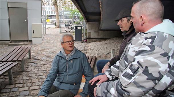 Der langjährige Leiter der diakonischen Wohnungslosenhilfe in Bremen, Bertold Reetz (65), im Gespräch mit Wohnungslosen.