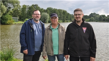 Der langjährige Vorsitzende und inzwischen Ehrenvorsitzende Hans-Helmut Petter (Mitte) hat fast ein halbes Jahrhundert beim Butjadinger Fischereiverein mitgeprägt. Inzwischen ist der Generationswechsel erfolgt. Michael Güttler (rechts) leitet den Verein. Malte Brunßen (links) ist sein Stellvertreter.