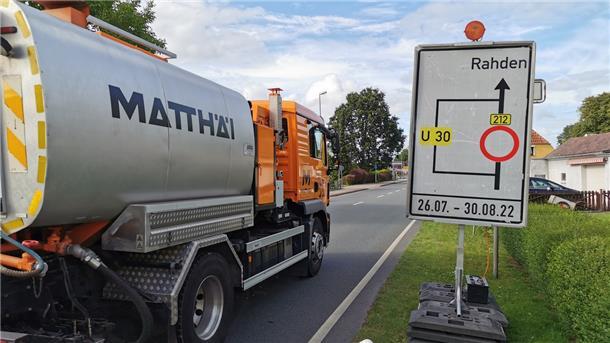 Der Lastwagen der Firma Matthäi darf geradeaus weiterfahren - schließlich ist das Unternehmen für die Sanierung der B212 zwischen Burgstraße und Burhaver Straße zuständig. Fast alle anderen Lkw müssen in Ellwürden links abbiegen und die Umleitung nehmen. Eine Verkehrssicherungsfirma sorgt jetzt dafür, dass sich kein Brummi verirrt.