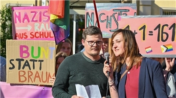 Der Lehrer Max Teske und seine Kollegin Laura Nickel verlassen nach rechten Anfeindungen ihre Schule im Spreewald.