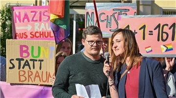 Der Lehrer Max Teske und seine Kollegin Laura Nickel haben einen Brandbrief über rechtsextreme Vorfälle an ihrer Schule veröffentlicht.