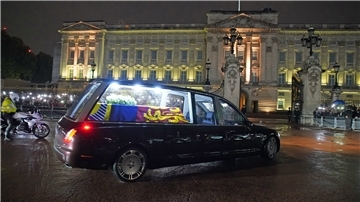 Der Leichenwagen mit dem Sarg von Königin Elizabeth II. kommt im Buckingham Palace an, wo er über Nacht im Bow Room aufbewahrt wird.