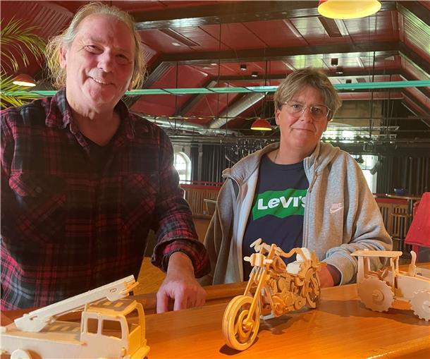 Mann und Frau mit Holzmodellen