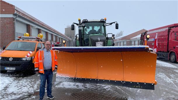 Der Leiter der Straßenmeisterei Mario Böschen der Wesermarsch vor einem der Streufahrzeuge. Am Mittwoch wurde gestreikt, obwohl es geschneit hat.