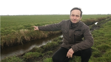Der Leiter des Grünlandzentrums, Dr. Arno Krause, zeigt eine Grünlandfläche mit Moorboden. Etwa ein Drittel der Fläche der Wesermarsch besteht aus Moorboden.