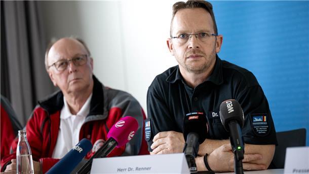 Frachter-Crash: Drei der Opfer stammen aus den Philippinen | Update 43 Der Leiter des Havariekommandos in Cuxhaven, Dr. Robby Renner, (rechts) neben Michael Ippich, Geschäftsführung Deutsche Gesellschaft zur Rettung Schiffbrüchiger (DGzRS).