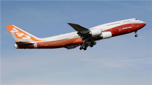 Ex-„Königin der Lüfte“: Letzte Boeing 747 wird ausgeliefert Der letzte Jumbo-Jet vom Typ 747 hat das große Boeing-Werk in Everett bei Seattle verlassen.