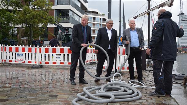 Der Liegeplatz für die „Schulschiff Deutschland“ wird vorbereitet.