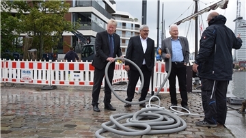 Der Liegeplatz für die „Schulschiff Deutschland“ wird vorbereitet.