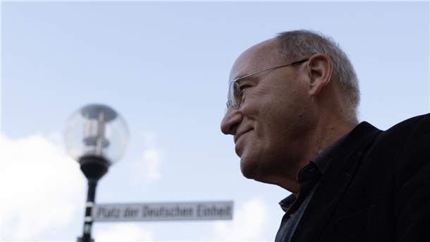 Klimaschutz-Demonstrant setzt auf prominenten Verteidiger  Der Linken-Politiker und Rechtsanwalt Gregor Gysi übernimmt die Verteidigung eines Klimaschutz-Demonstranten, der sich in Berlin vor dem Amtsgericht verantworten muss.