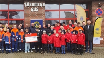 Der Lions Club Langen-Pipinsburg übergab in Sievern insgesamt 15.300 Euro für gute Zwecke im Geestland.