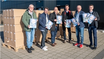 Der Lions Club verlädt seine 5000 Adventskalender bei der Firma Sasse. Zu den ersten Verteilern gehören Manfred Kranz, Kai Darnedde, Matthias Schröter, Marco Glüsing, Jürgen Krömer und Lutz Franke (v. li.).
