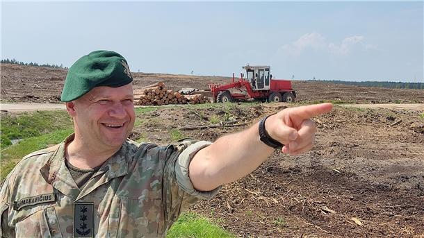 Der litauische Oberst Rimantas Jarmalavicius zeigt auf dem Truppenübungsplatz Rudninkai, wo überall Bauten für die deutsche Brigade entstehen werden. Noch ist vor allem nur gerodeten Fläche zu sehen.