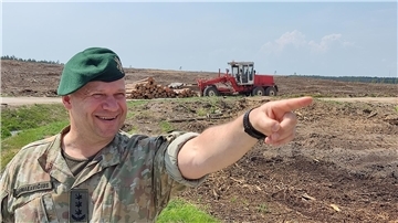 Der litauische Oberst Rimantas Jarmalavicius zeigt auf dem Truppenübungsplatz Rudninkai, wo überall Bauten für die deutsche Brigade entstehen werden. Noch ist vor allem nur gerodeten Fläche zu sehen.