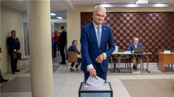 Amtsinhaber Nauseda gewinnt Präsidentenwahl in Litauen klar Der litauische Präsidentschaftskandidat Gitanas Nauseda während seiner Stimmabgabe in einem Wahllokal.