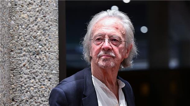 Peter Handkes anderer Blick auf die Welt als Lebensprojekt Der Literaturnobelpreisträger Peter Handke, aufgenommen bei einer Lesung im Deutschen Literaturarchiv in Marbach. Am 6.Dezember wird er 80.