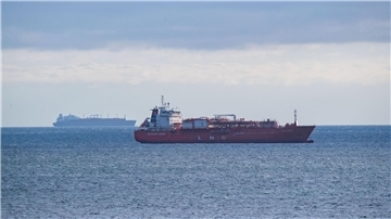 Der LNG-Shuttle-Tanker „Coral Favia“ liegt vor Sassnitz vor Anker. Der Import von LNG ist vor Rügens Küste bereits sichtbar. Künftig könnten Offshore-Plattformen hinzukommen.