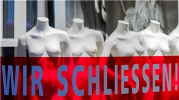 Schriftzug "Wir schließen" im Schaufenster.