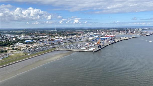 Der Lückenschluss an der Stromkaje von Cuxhaven wird durch die Zusage des Bundes nun kommen. Bald dürfte dann hier noch mehr für Windkraftanlagen umgeschlagen werden.