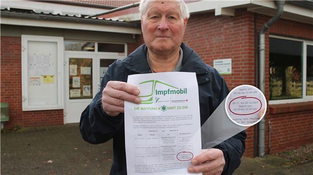 Der Lunestedter Swen Haberkorn mit dem Zettel der Gemeinde, mit dem für die Impfaktion in der Turnhalle geworben wurde. Schon vor Beginn des Anmeldezeitraums (hervorgehoben) waren alle Impftermine vergeben.