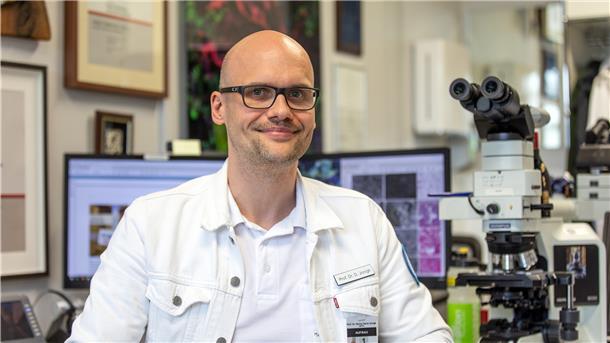 Der Lungenpathologe Prof. Danny Jonigk hat gemeinsam mit anderen internationalen Forschern herausgefunden, dass Covid-19 eine Erkrankung ist, die die Blutgefäße massiv angreift.