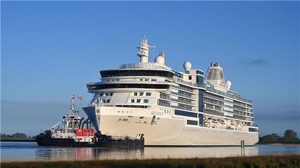 Der neue Kreuzfahrtriese „Silver Ray“ ist auf seiner ersten Fahrt Der Luxusliner „Silver Ray“ auf der Ems vor der Jann-Berghaus-Brücke in Leer.