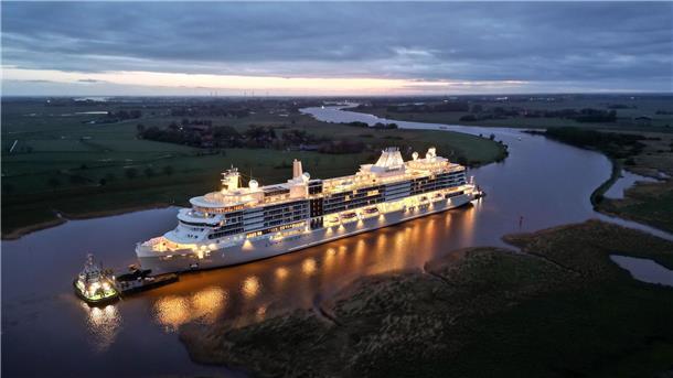 Der neue Kreuzfahrtriese „Silver Ray“ ist auf seiner ersten Fahrt Der Luxusliner „Silver Ray“ auf der Ems vor Leer.