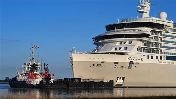 Der neue Kreuzfahrtriese „Silver Ray“ ist auf seiner ersten Fahrt Der Luxusliner „Silver Ray“ wird von Schleppern über die Ems bewegt.