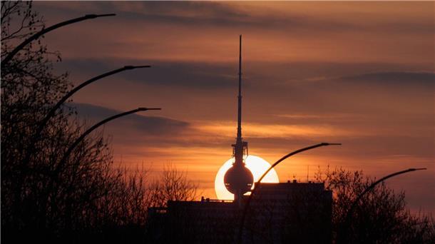 Erneut Rekord-Monat: März wärmer als jeder vorherige Der März war nach Daten des EU-Klimawandeldiensts Copernicus im Vergleich zu den jeweiligen Vorjahresmonaten wärmer als je zuvor.