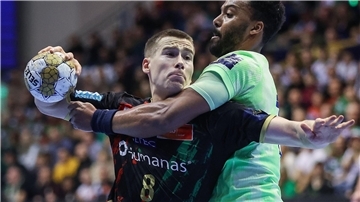 Der Magdeburger Manuel Zehnder (l) traf gegen Nantes sechsfach.
