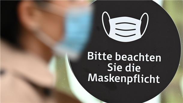 Der Magistrat hat entschieden, dass in Bremerhaven die Warnstufe 2 gilt: Das bedeutet unter anderem Maskenpflicht in öffentlichen Gebäuden, bei Veranstaltungen und in Innenräumen mit Kundenverkehr, wenn die Betreiber keine 2G-Regel einführen.