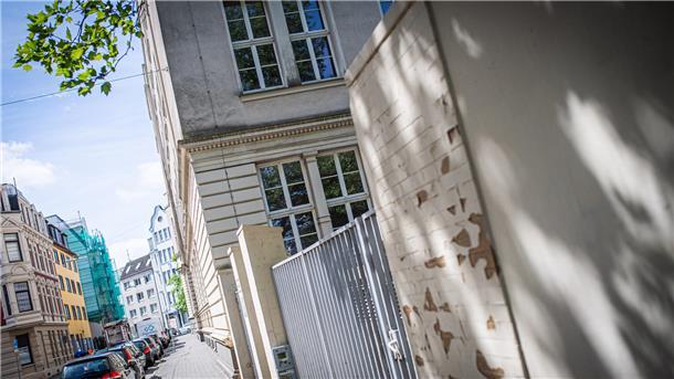 Stiller Alarm, Sichtschutz, mehr Personal: Stadt will Schulen sicherer machen Der Magistrat hatte den Vorfall mit einem Armbrustschützen im Mai 2022 am Lloyd-Gymnasium zum Anlass genommen, zu prüfen, wie Schulen noch sicherer werden können.