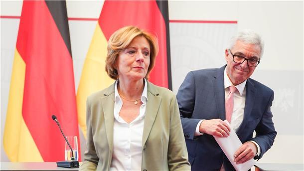 Der Mainzer Innenminister Roger Lewentz verlässt gemeinsam mit Ministerpräsidentin Malu Dreyer eine Pressekonferenz, bei der er seinen Rücktritt bekanntgab.