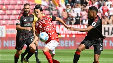 Der Mainzer Jae-sung Lee (l) vergab die erste gute Gelegenheit der Partie.